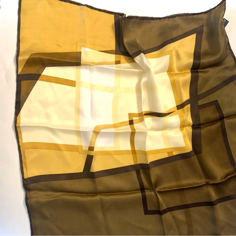 NWT SHIOMI HAZIZA Silk Scarf
Designer Geometric Yellow and Brown 20” square